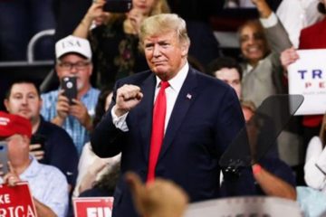 Crowdy at Trump Rally Chants 'CNN Sucks'