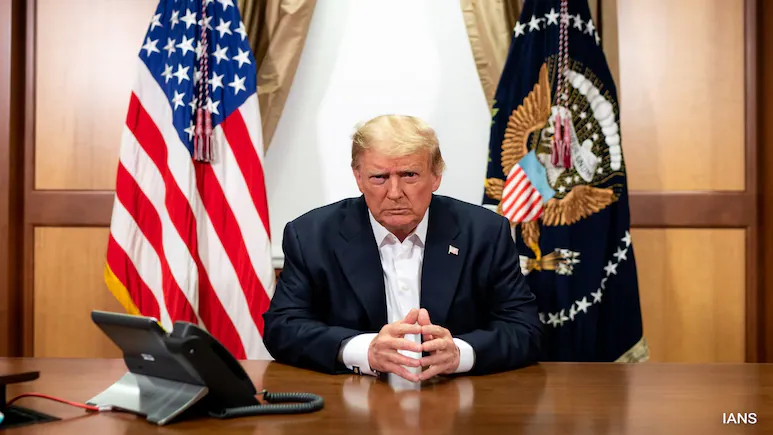 trump at desk