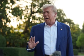 trump hand up