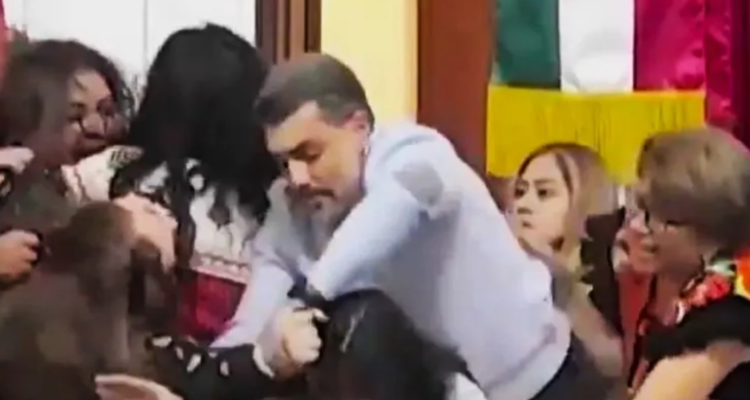 mexican lawmakers brawl